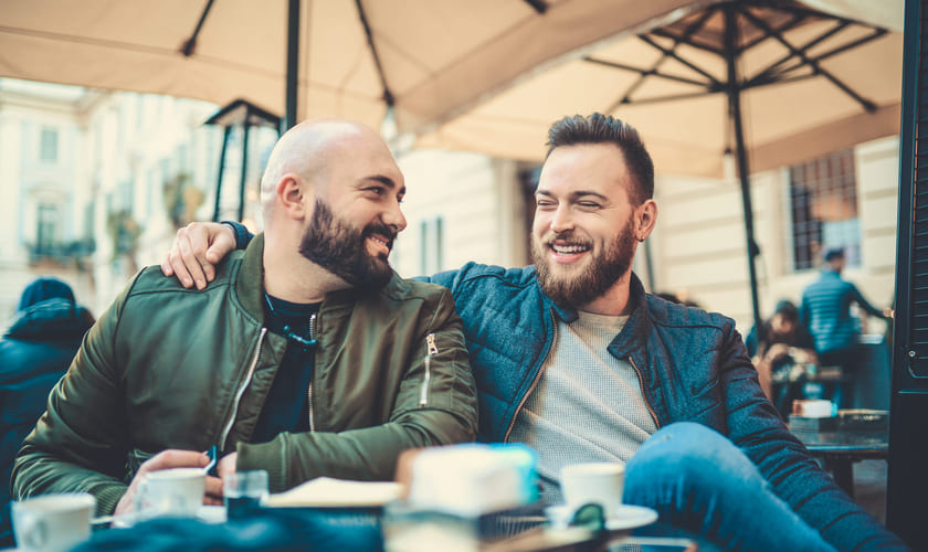 Illustrasjonsfoito av to venner på café. Foto: iStock.