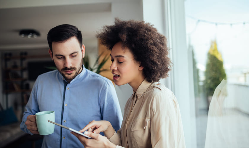 Illustrasjonsbilde av to kollegaer. Foto: iStock.