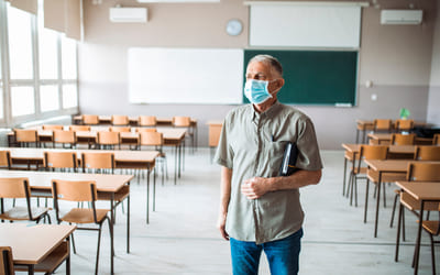 Illustrasjonsfoto av lærer i tomt klasserom. Foto: Istock.