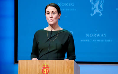 Bilde av kunnskapsminister Tonje Brenna under en pressekonferanse om koronasituasjonen 13. desember 2021. Foto: Heiko Junge, NTB.