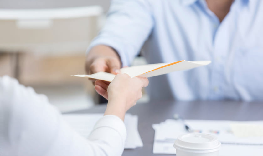 Illustrasjonsfoto av noen som gir noen et brev. Foto fra Istock.