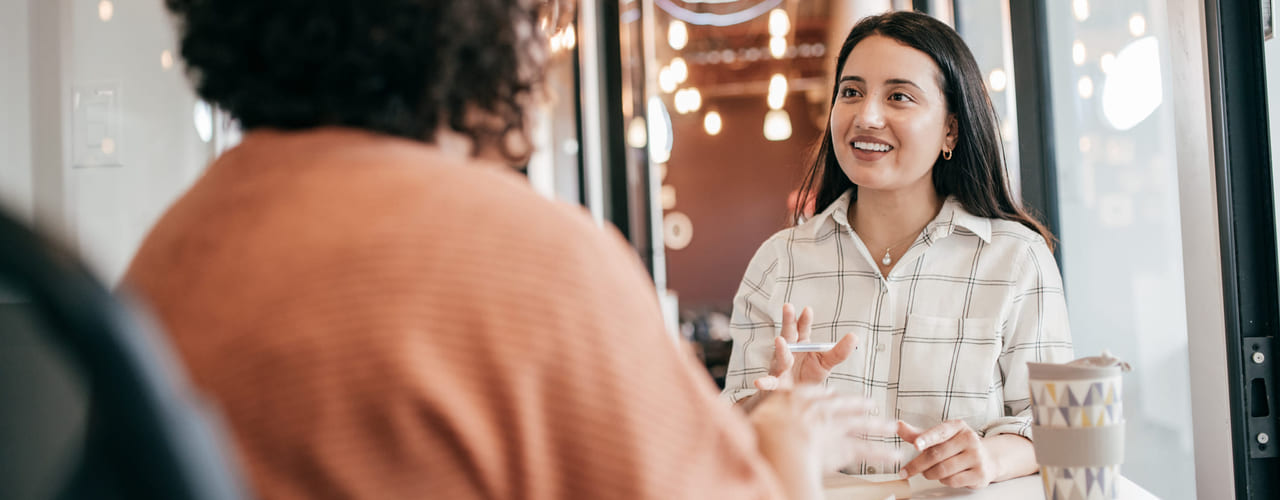Illustrasjonsfoto av kollegaer som snakker sammen. Foto: Istock.