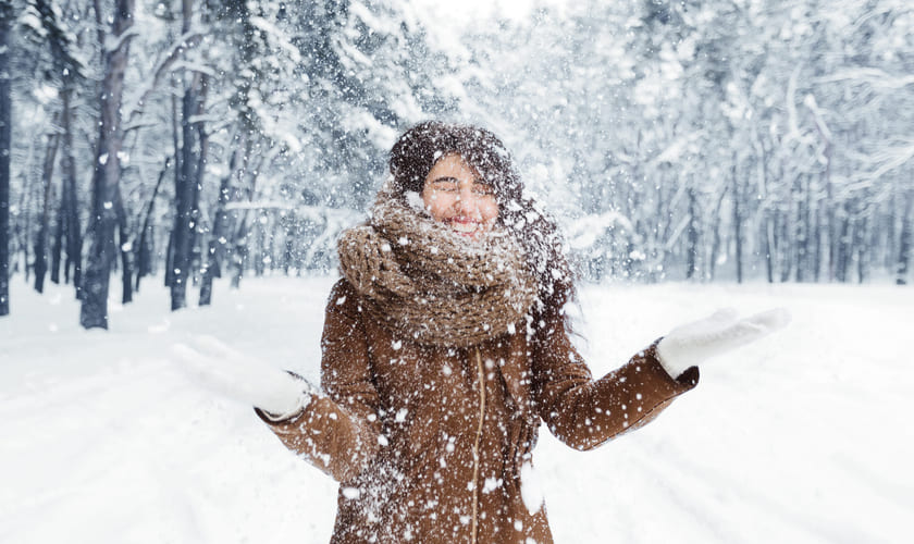 Illustrasjonsfoto av en dame som går tur i vinterlandskap. Foto av Istock.