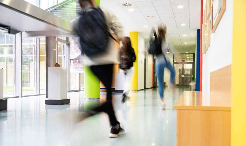 Illustrasjonsfoto av elever som løper i gangene. Foto: iStock.