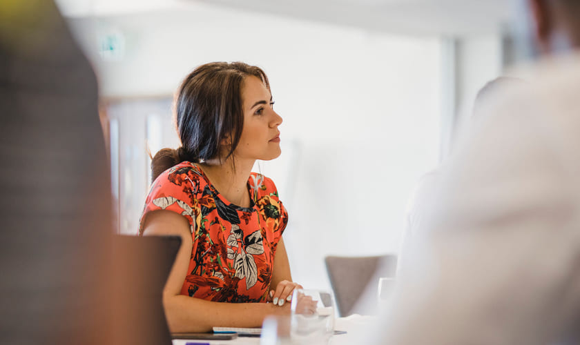 Illustrasjonsfoto av en kvinne som er på et møte. Foto: Istock.