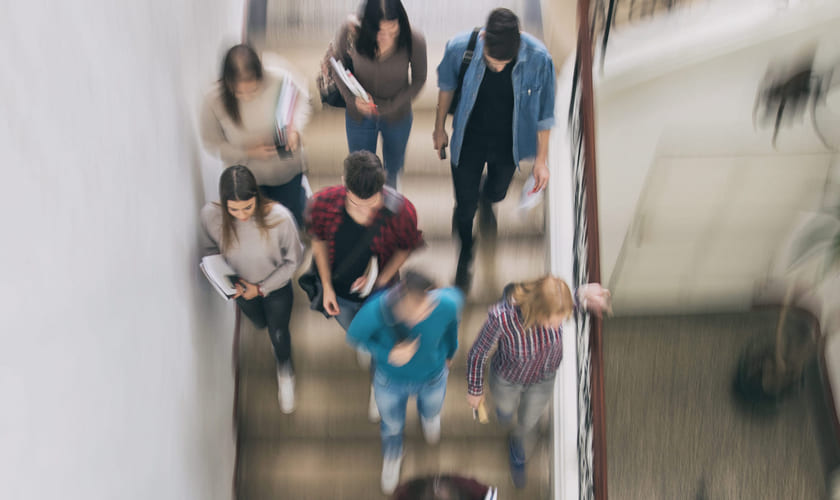 Illustrasjonsbilde av elever sopm går ned trapp. Foto: iStock.
