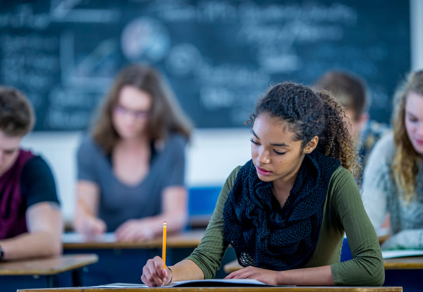 Illustrasjonsfoto av elever som sitter og skriver eksamen. Foto: Istock.