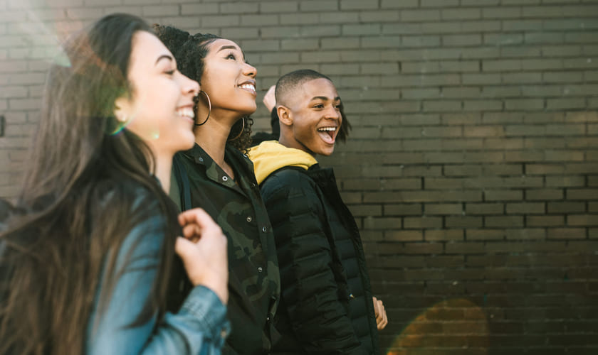 Illustrasjonsbilde av tre videregåendeelever som går ved siden av hverandre ute. Foto: Istock.