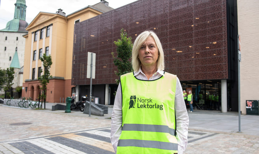 Bilde av Norsk Lektorlags leder Helle Christin Nyhuus foran Bergen katedralskole. Bildet er tatt i august 2022. Fotograf: Marit Hommedal.