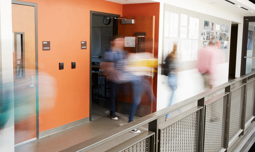 Bilde av videregåendeelever som går i en gang i en skole. Foto: Istock.