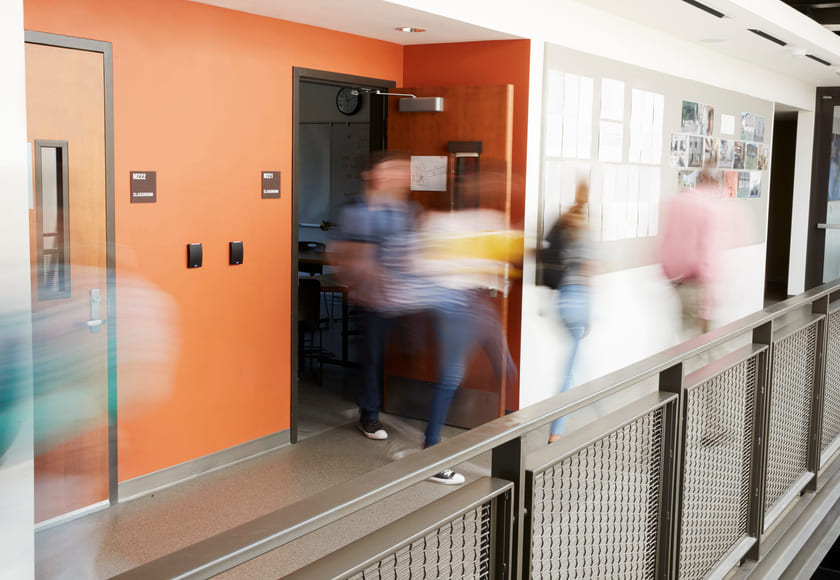 Bilde av videregåendeelever som går i en gang i en skole. Foto: Istock.