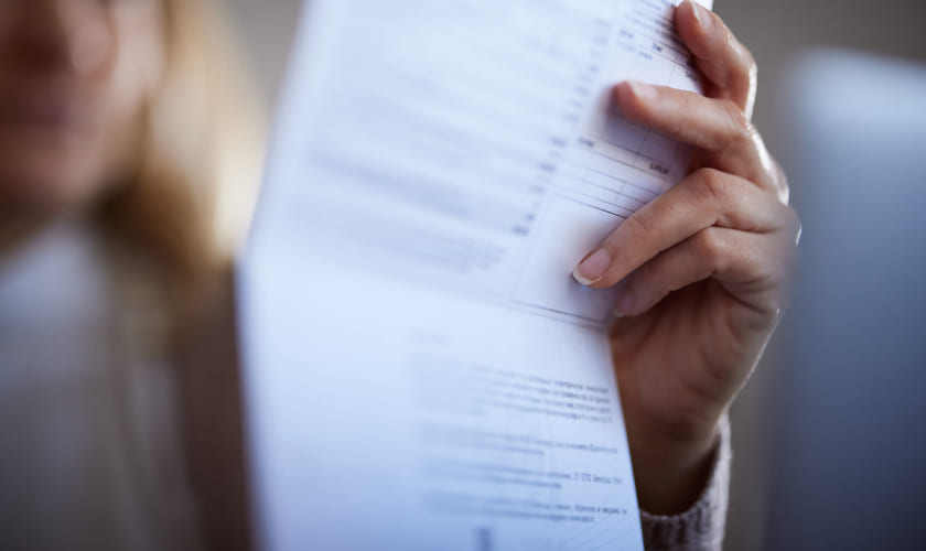 Illustrasjonsfoto av en person som leser dokumenter. Foto. Istock.