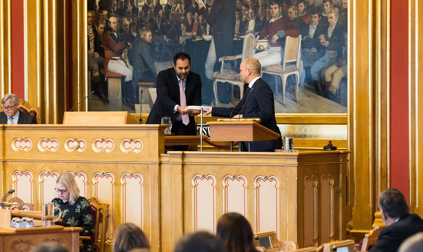 Bilde av finansminister Trygve Slagsvold Vedum (Sp) som gir statsbudsjettet for 2023 til stortingspresident Masud Gharahkhani i stortingssalen 6. oktober 2022. Foto: Peter Mydske/Stortinget