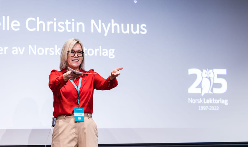 Norsk Lektorlags leder Helle Christin Nyhuus på scenen under Lektorkonferansen 2022. Bilde.