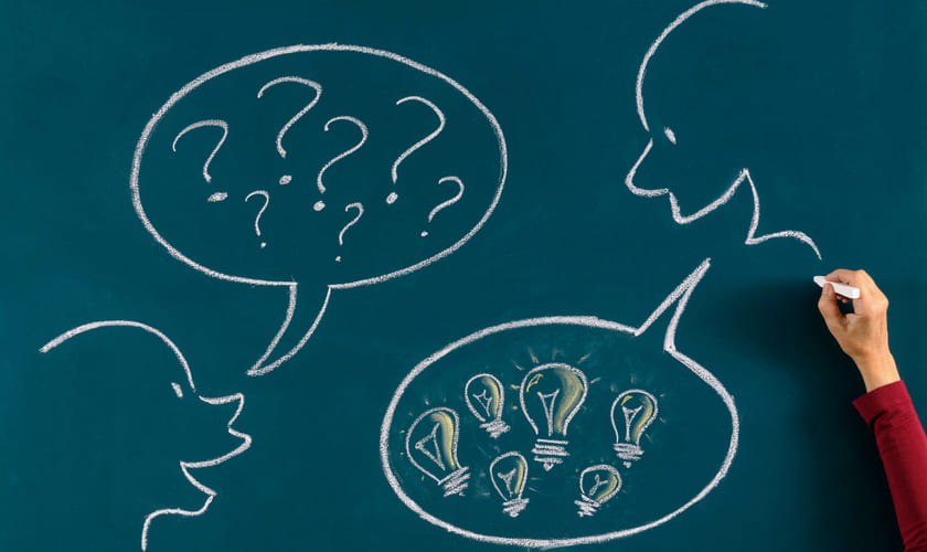 Spørsmålstegn på en tavle. Bilde.