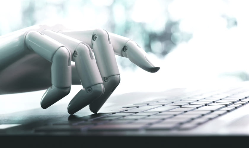 En robothånd bruker tastatur. Illustrasjonsbilde.