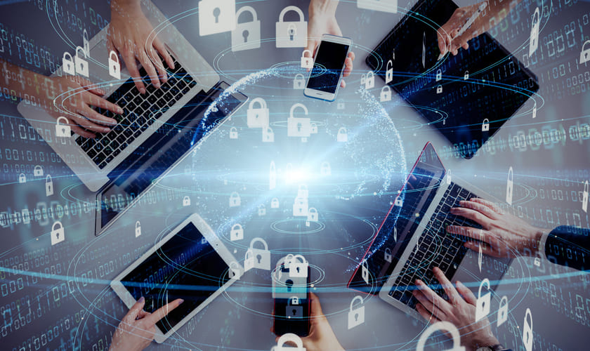 Nettbrett, to mobiltelefoner og to pc-er sett ovenfra. Bilde.