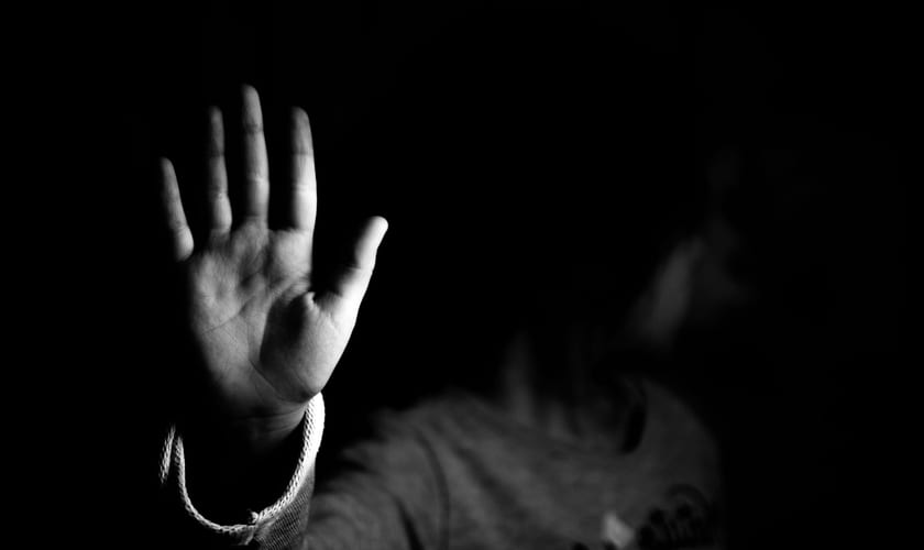 En person holder opp hånden i en stoppbevegelse. Bilde.