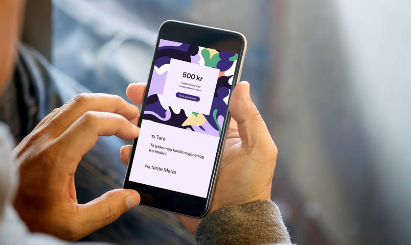 En person bruker Kron-appen på mobilen sin. Bilde.
