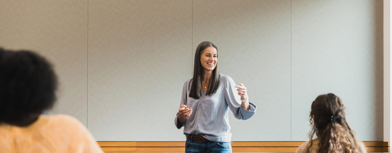 En lærer står foran klassen i et klasserom. Bilde.