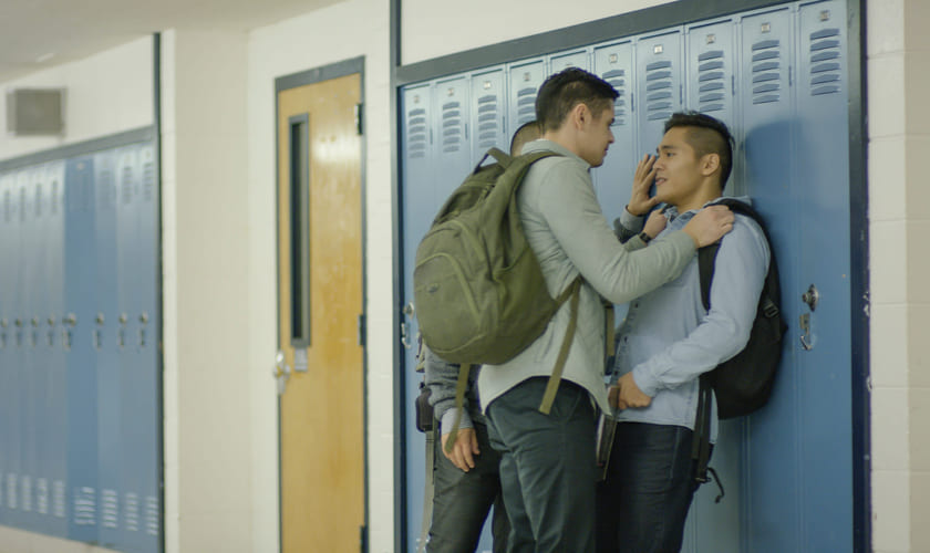 To eldre elever plager en annen elev. Illustrasjonsbilde.