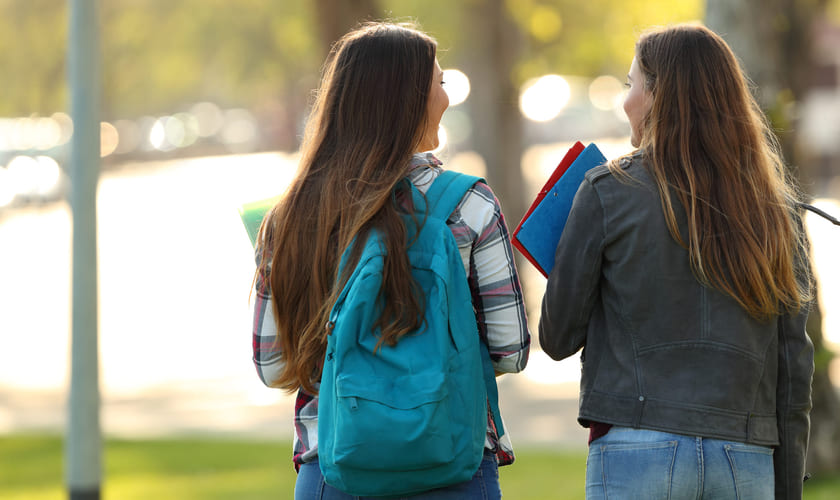To tenåringsjenter på vei til skolen. Bilde.