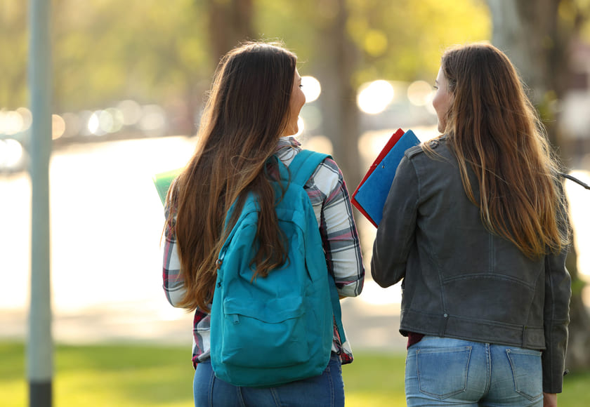 To tenåringsjenter på vei til skolen. Bilde.