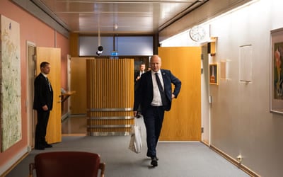 Finansminister Trygve Slagsvold Vedum i gangene i Stortinget med statsbudsjettet for 2024 i et nett i hånda. Bilde.