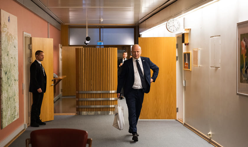 Finansminister Trygve Slagsvold Vedum i gangene i Stortinget med statsbudsjettet for 2024 i et nett i hånda. Bilde.