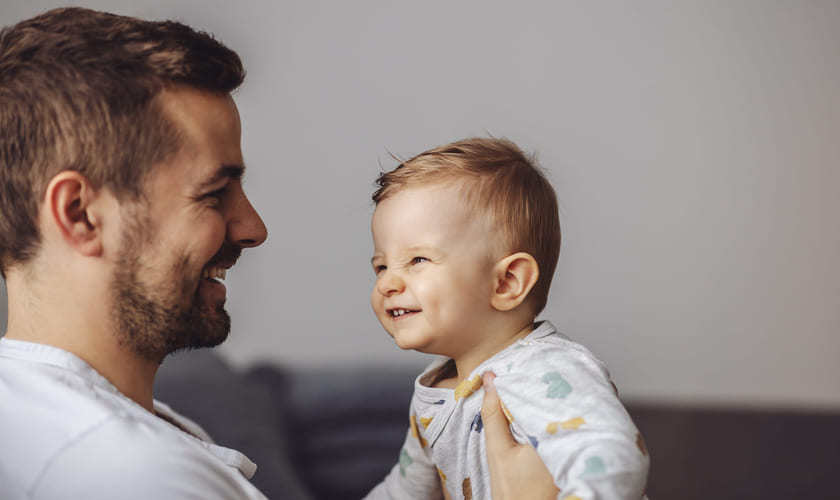 En far holder barnet sitt. Bilde.