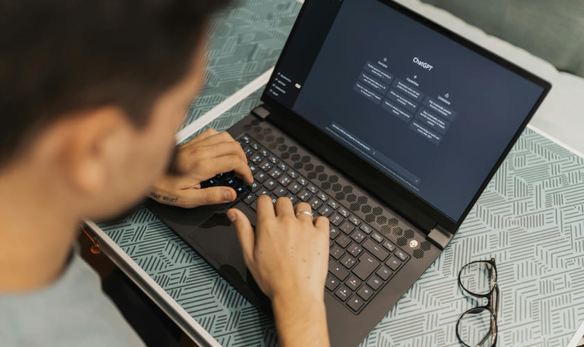 En elev skriver på en laptop. Bilde.