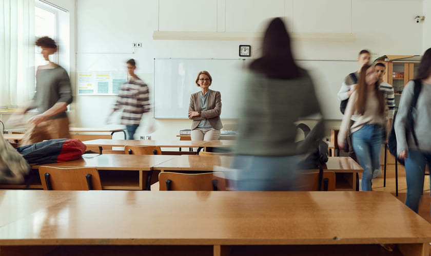 En lektor venter på elevene i et klasserom. Bilde.