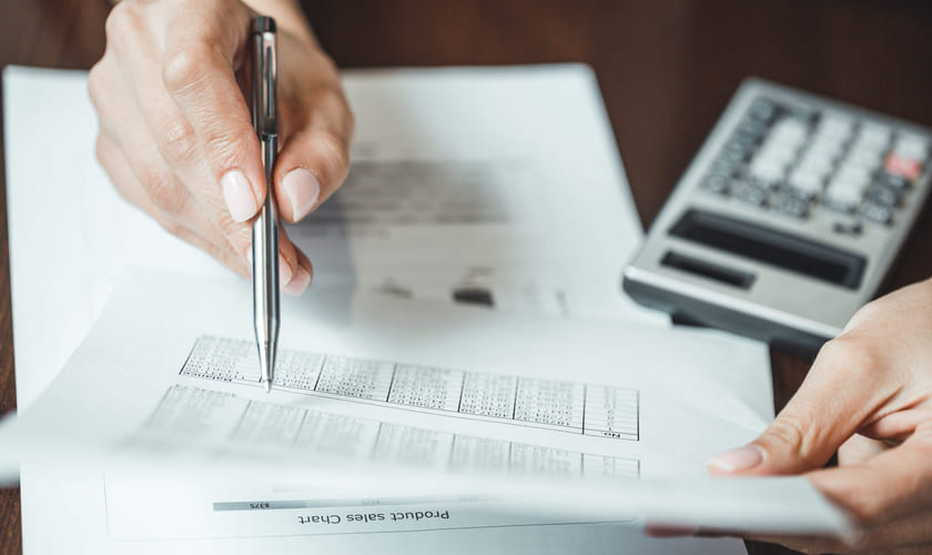 Regneark og kalkulator. Bilde.