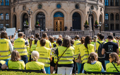 Folk med streikevest utenfor Stortinget våren 2024. Bilde.