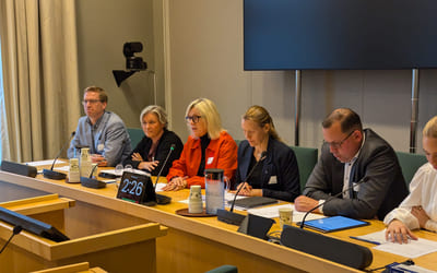 Lektorlagets leder Helle Christin Nyhuus holder innlegg på den muntlige høringen om statsbudsjettet på Stortinget. Bilde.