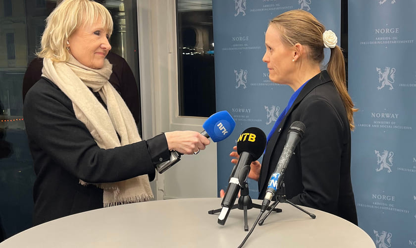 Lise Lyngsnes Randeberg, leder i Akademikerne, blir intervjuet av NRK i forbindelse med bruddet i IA-forhandlingene. Bilde.