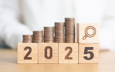 Illustrasjonsbilde av myntstabler oppå tallet 2025 .