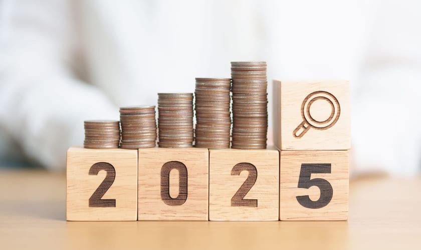 Illustrasjonsbilde av myntstabler oppå tallet 2025 .