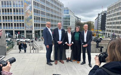 Forhandlingsstart KS 2025 med forhandlingslederne på trappen utenfor KS-bygget i Oslo. Bilde.