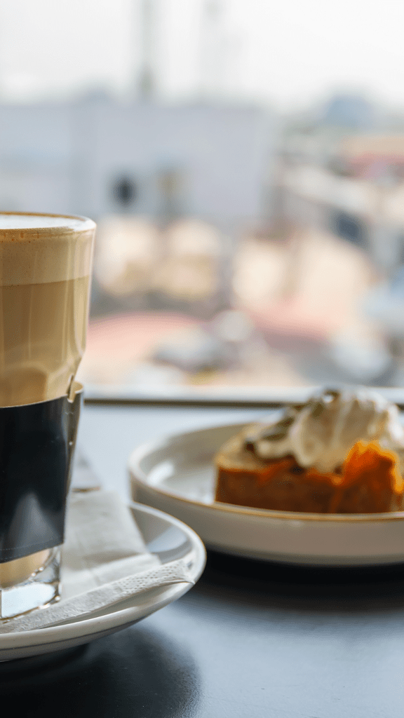 Illustrasjonsfoto av et kaffeglass på flyplassen.