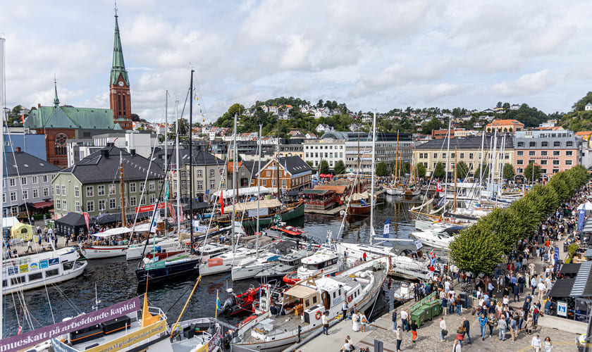 Oversiktsbilde fra havna i Arendal sentrum. Bilde.