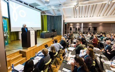 Bilde av delegatene i konferansesalen under Lektorlagets landsmøte i 2023.