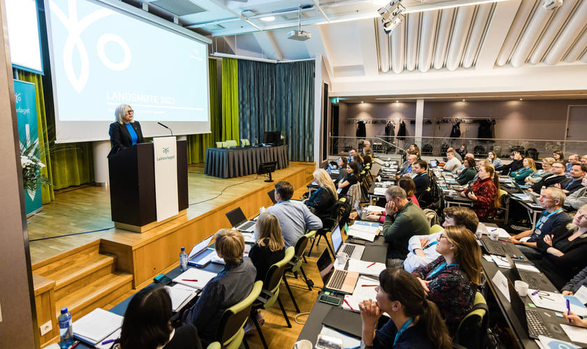 Bilde av delegatene i konferansesalen under Lektorlagets landsmøte i 2023.