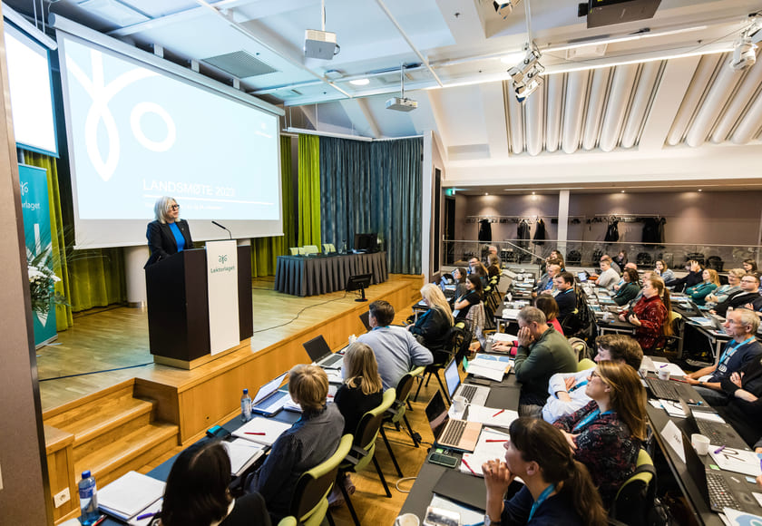 Bilde av delegatene i konferansesalen under Lektorlagets landsmøte i 2023.