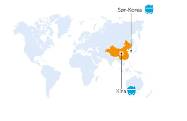 Et verdenskart fremhever Kina i oransje med tekstbokser som peker mot Sør-Korea og Kina. Begge landene er representert av blå ikoner som ligner kameralinser eller beholdere, med spesiell vekt på regioner kjent for sin indiumproduksjon.