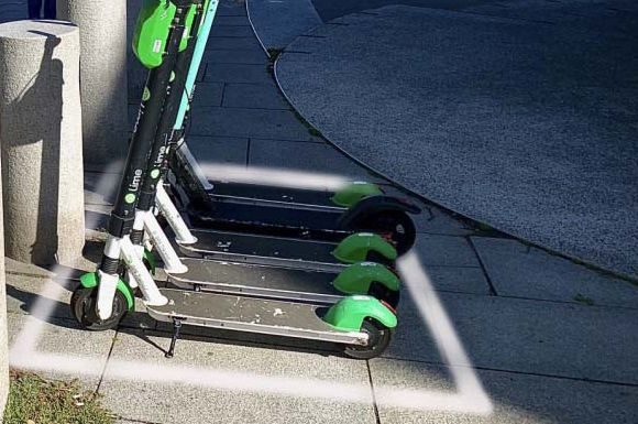 Parkerte elsparkesykler på fortau.