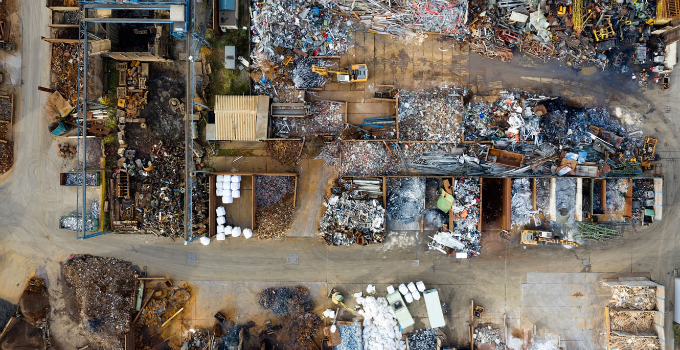 Et luftfoto av materialer fra gamle bygg som står klare for ombruk.