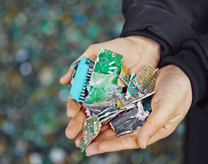 To hender som holder elektronisk avfall.