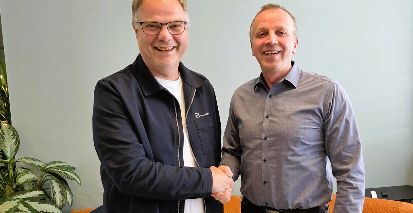 Thor Henrik Svendsen og Bjørn Arild Thon håndhilser