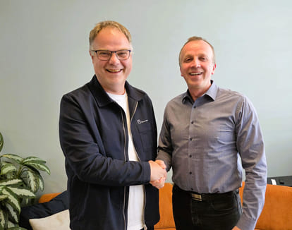 Thor Henrik Svendsen og Bjørn Arild Thon håndhilser